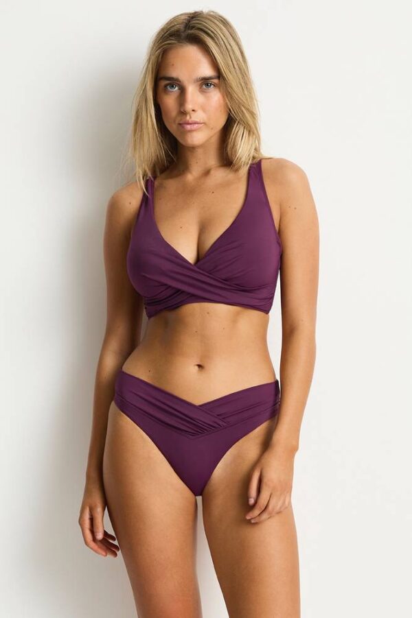 S10-SL3077ECO-CROSS-FRONT-DD-E-TIE-BACK-BRA-TOP-CLARET-SL4037ECO-V-FRONT-MID-PANT-CLARET-25776-Bond-Eye-Sealevel-Day-2-0062-copy