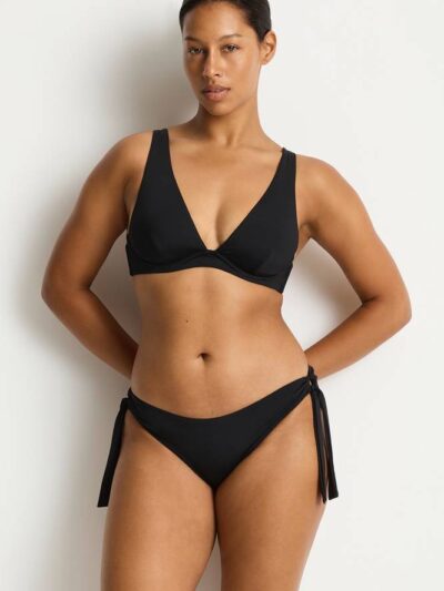 S91-SL3107ECO-LONGLINE-UNDERWIRE-BRA-BLACK-SL4252ECO-TIE-SIDE-REGULAR-PANT-BLACK-25776-Bond-Eye-Sealevel-Day-1-2925-copy-2