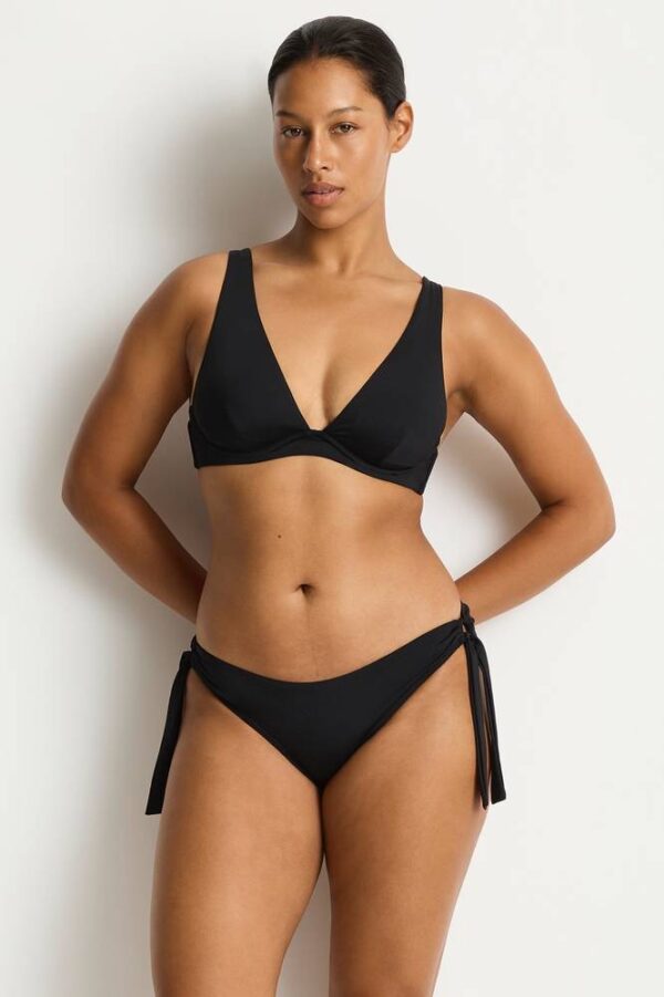 S91-SL3107ECO-LONGLINE-UNDERWIRE-BRA-BLACK-SL4252ECO-TIE-SIDE-REGULAR-PANT-BLACK-25776-Bond-Eye-Sealevel-Day-1-2925-copy-2